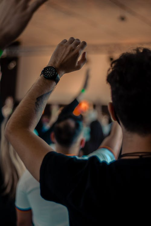 An image of a person holding their hand up 